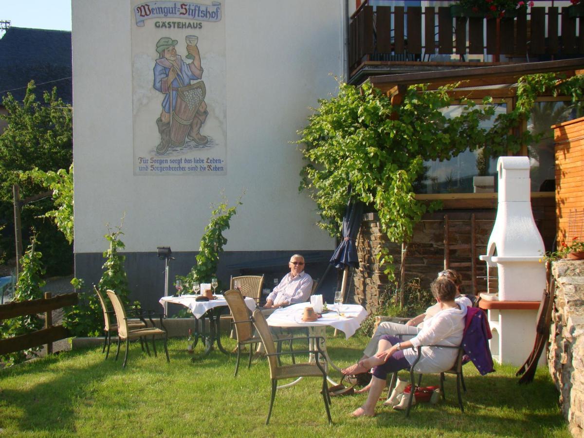 Weingut Stiftshof Hotell Enkirch Exteriör bild
