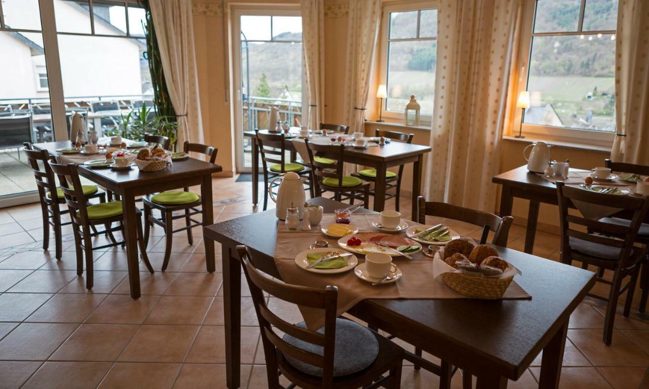 Weingut Stiftshof Hotell Enkirch Exteriör bild