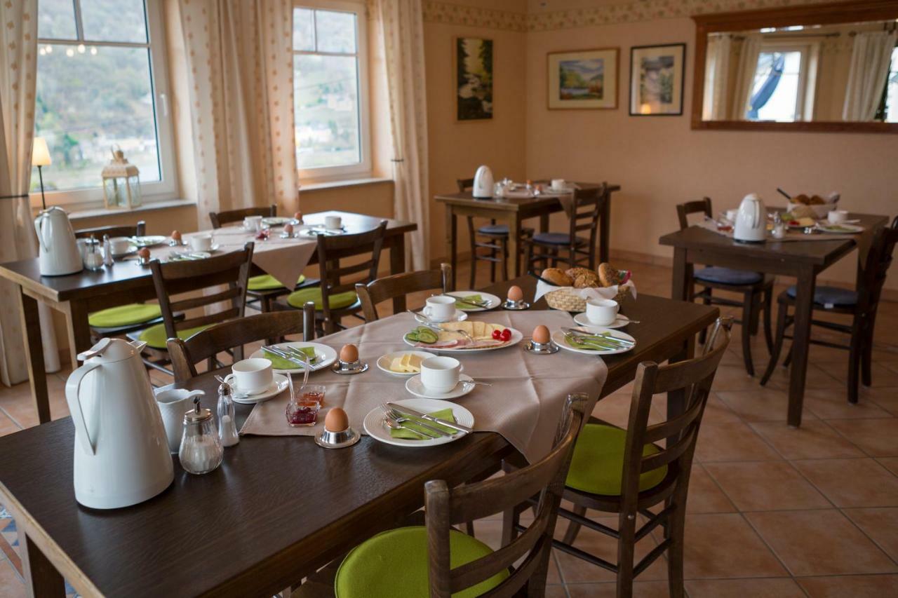 Weingut Stiftshof Hotell Enkirch Exteriör bild